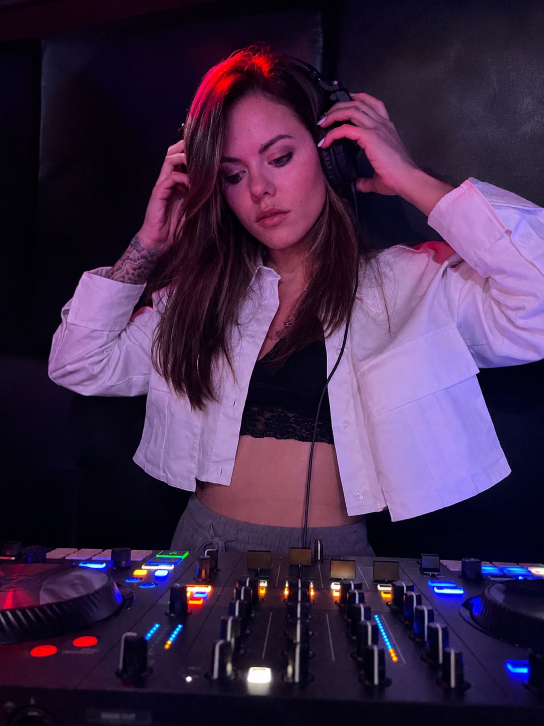 Orlean B mezclando con los auriculares puestos