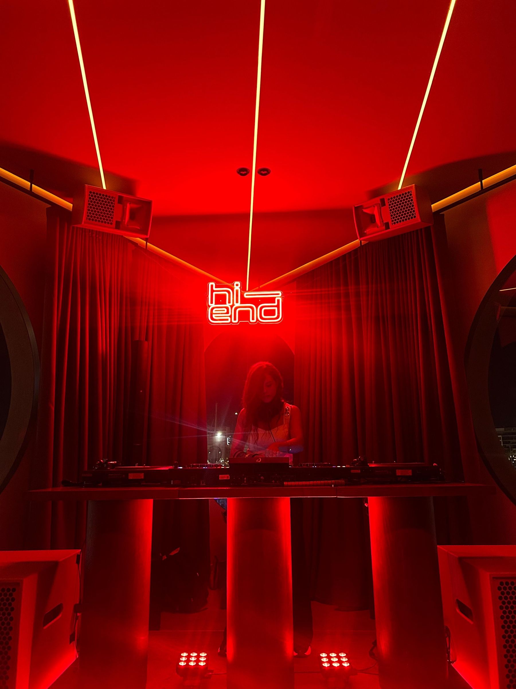 Orlean B pinchando en la cabina iluminada en rojo de Hi-End